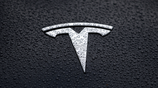 2 Dead After a Tesla Believed to be Driverless Crashes Into a Tree